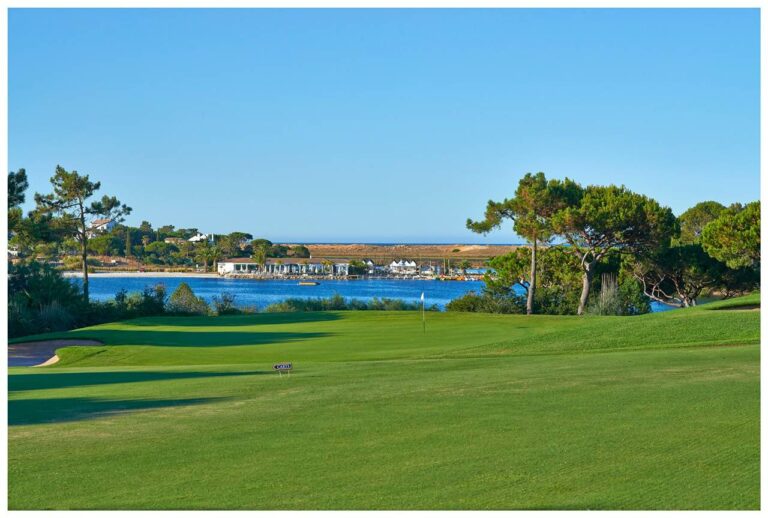 Vista do Campo de Golf da Quinta do lago no Algarve em Portugal