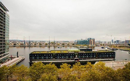 Vista do Good Hotel na doca Royal Victoria em Londres