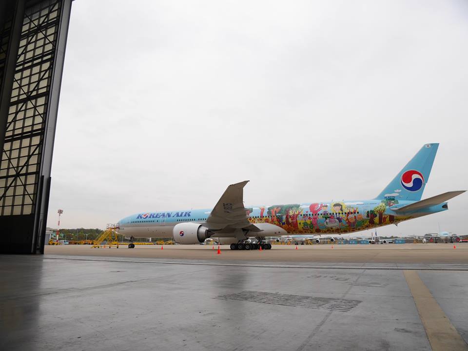 Avião da companhia aérea Korean Air com pintura especial