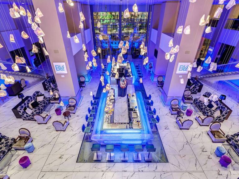 Lobby do hotel Radisson Blu Bucareste na Roménia