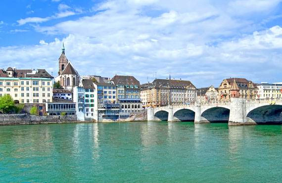 Vista da cidade Suíça Basileia e da ponte sobre o rio Reno