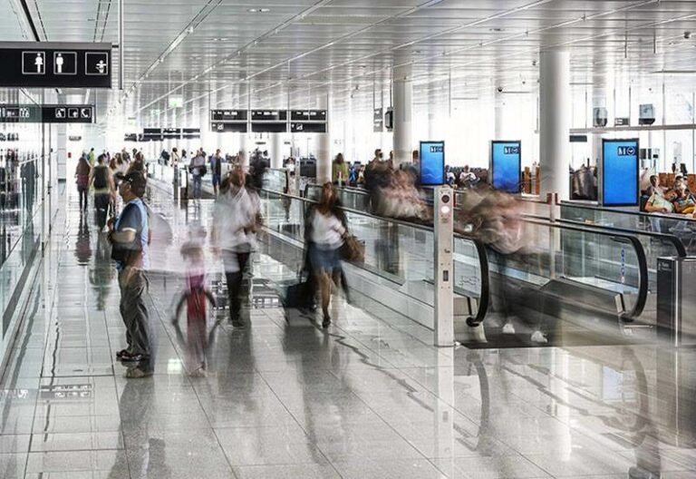 corredor e escada rolante do aeroporto de Munique
