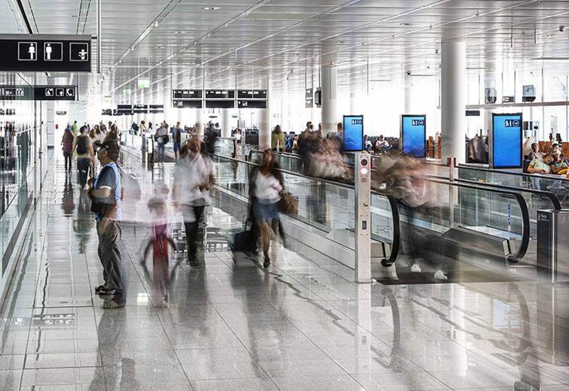 corredor e escada rolante do aeroporto de Munique