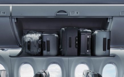 Espaço a bordo de armazenamento no Bombardier CS300 da airbaltic