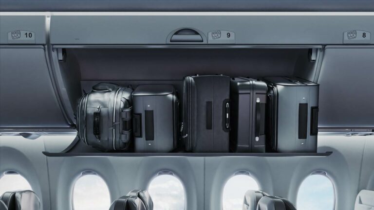 Espaço a bordo de armazenamento no Bombardier CS300 da airbaltic