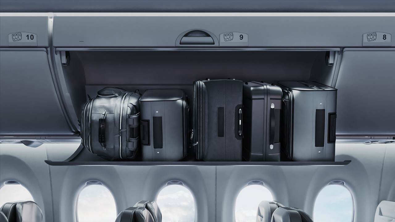 Espaço a bordo de armazenamento no Bombardier CS300 da airbaltic