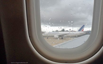 Aeronave airbus A320 no aeroporto do Porto em Portugal