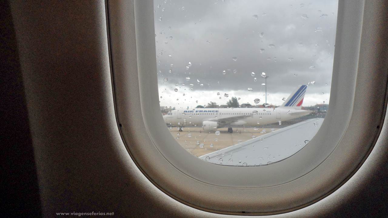 Aeronave airbus A320 no aeroporto do Porto em Portugal