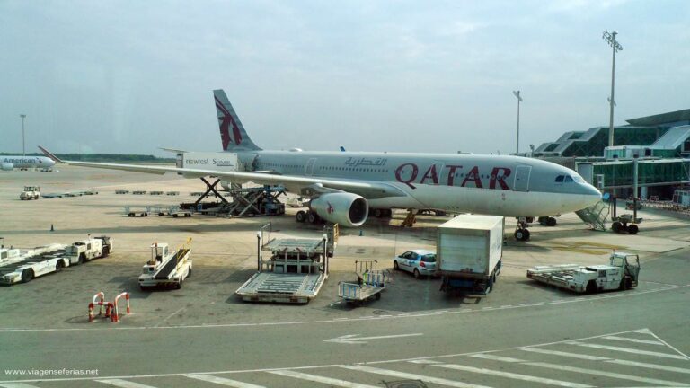 Avião da companhia aérea Qatar Airways estacionado em pista de aeroporto