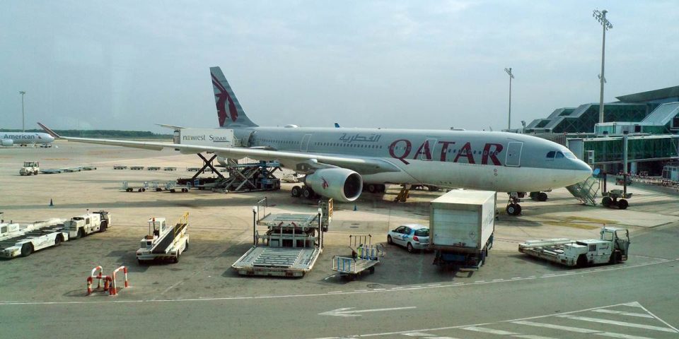 Avião da companhia aérea Qatar Airways estacionado em pista de aeroporto