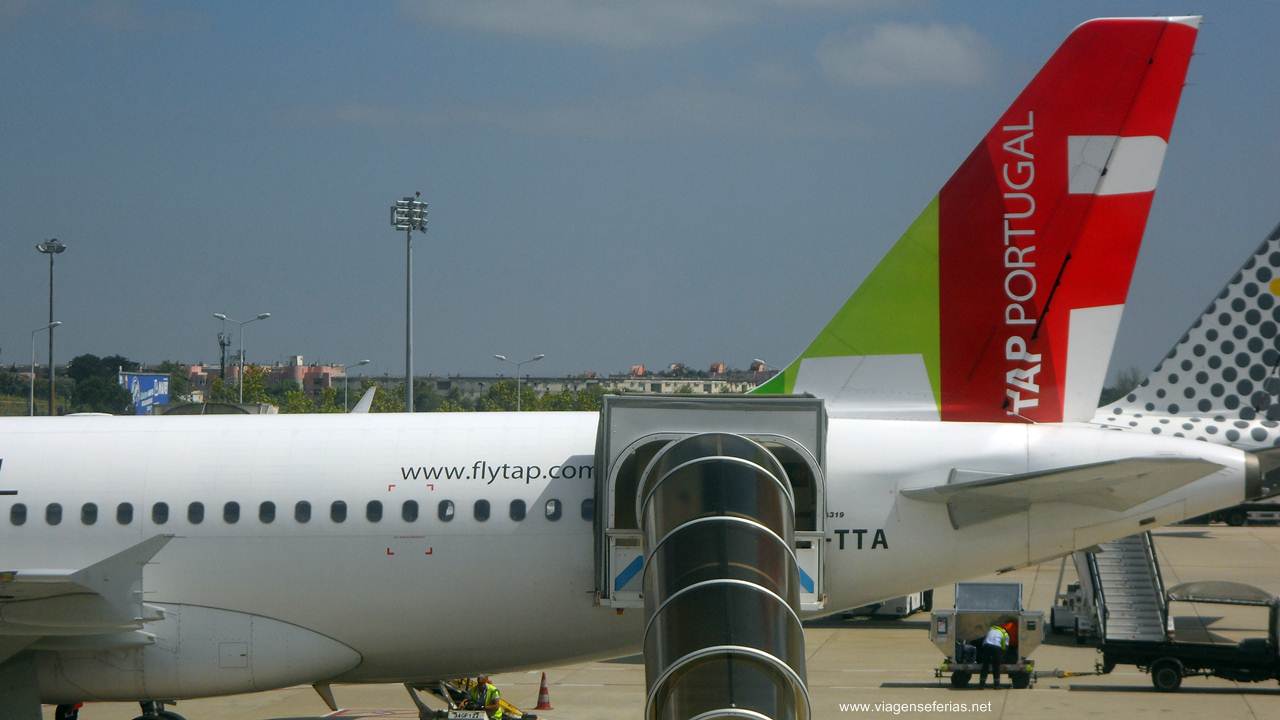avião da TAP no aeroporto de Lisboa na rota para Budapeste e Bucareste
