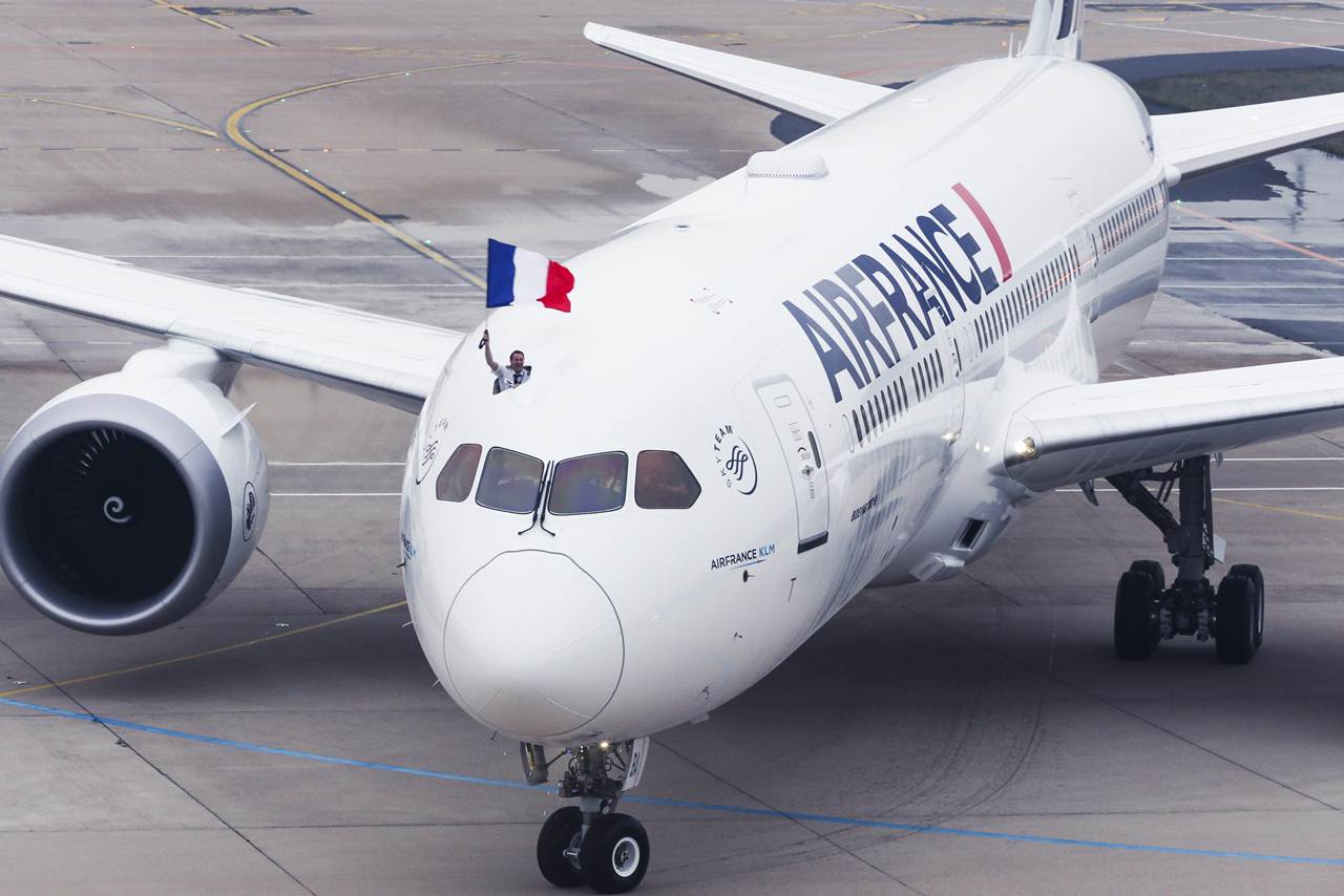 Primeiro B787 da Air France após aterrar no aeroporto Paris CDG