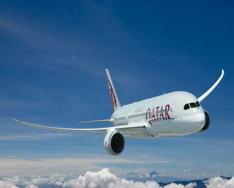 Boeing 787 da companhia aérea Qatar Airways em voo