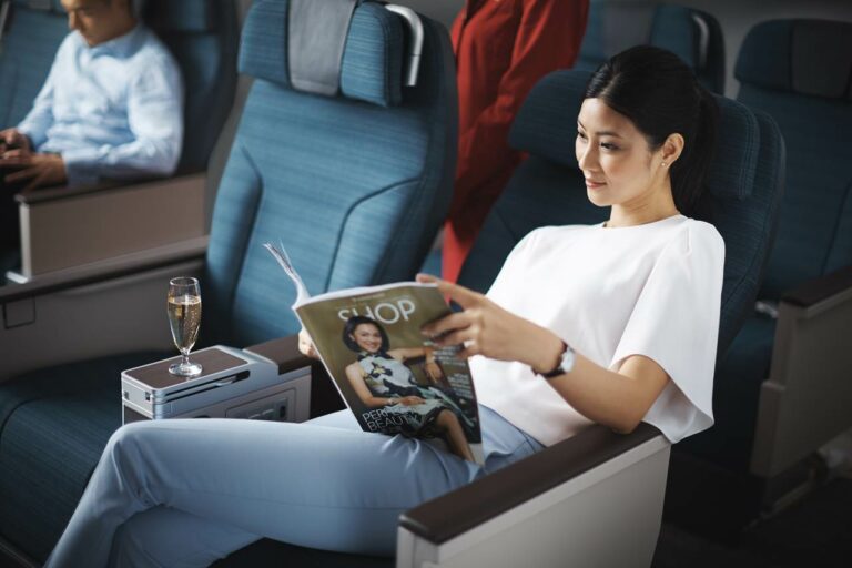 Espaço interior da cabina do Airbus A350 da Cathay Pacific