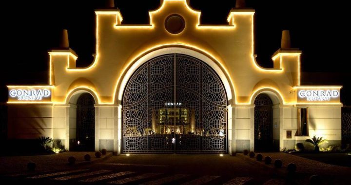 Entrada do resort Conrad Algarve à noite enfeitado para o Natal