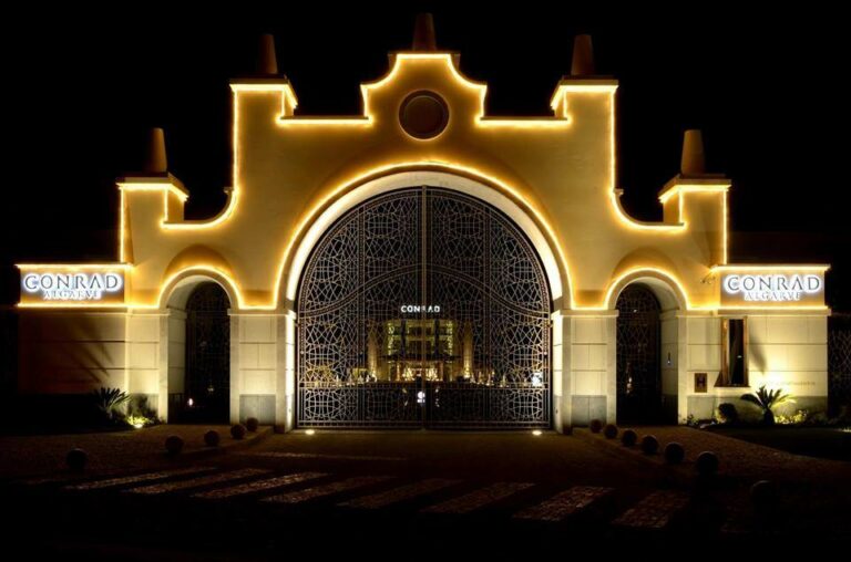 Entrada do resort Conrad Algarve à noite enfeitado para o Natal