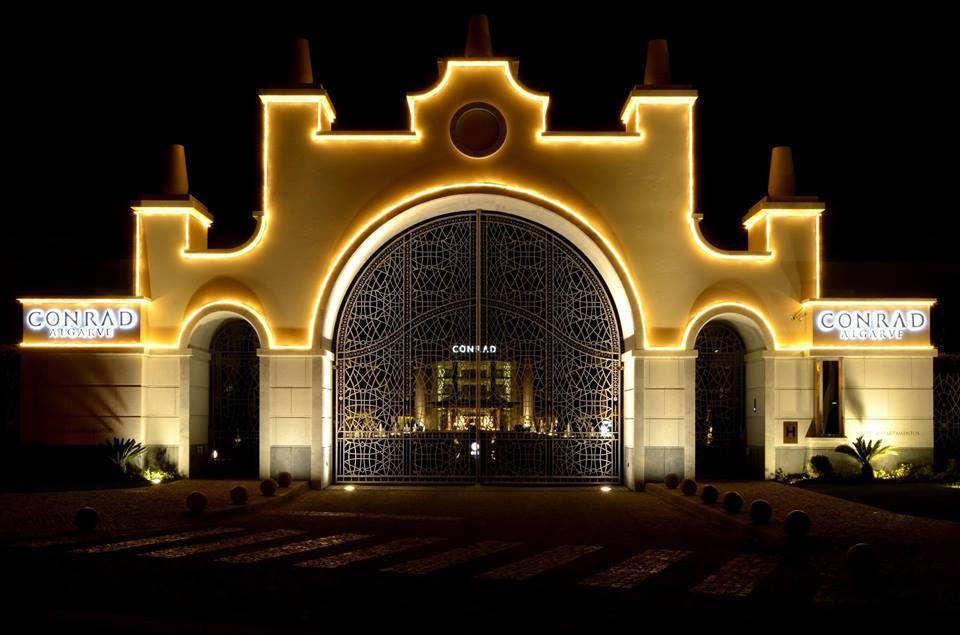 Entrada do resort Conrad Algarve à noite enfeitado para o Natal