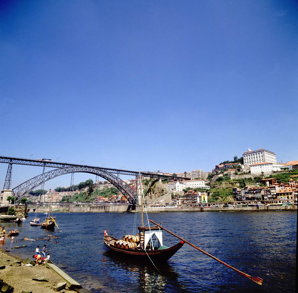 rio Douro e cidade do Porto em portugal para onde vai voar a KLM