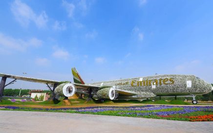 Vista da fuselagem e motores do A380 da Emirates feito com flores e plantas