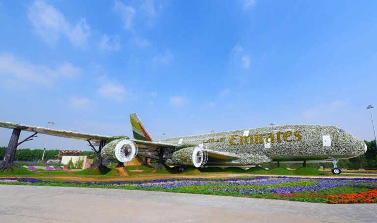 Vista da fuselagem e motores do A380 da Emirates feito com flores e plantas