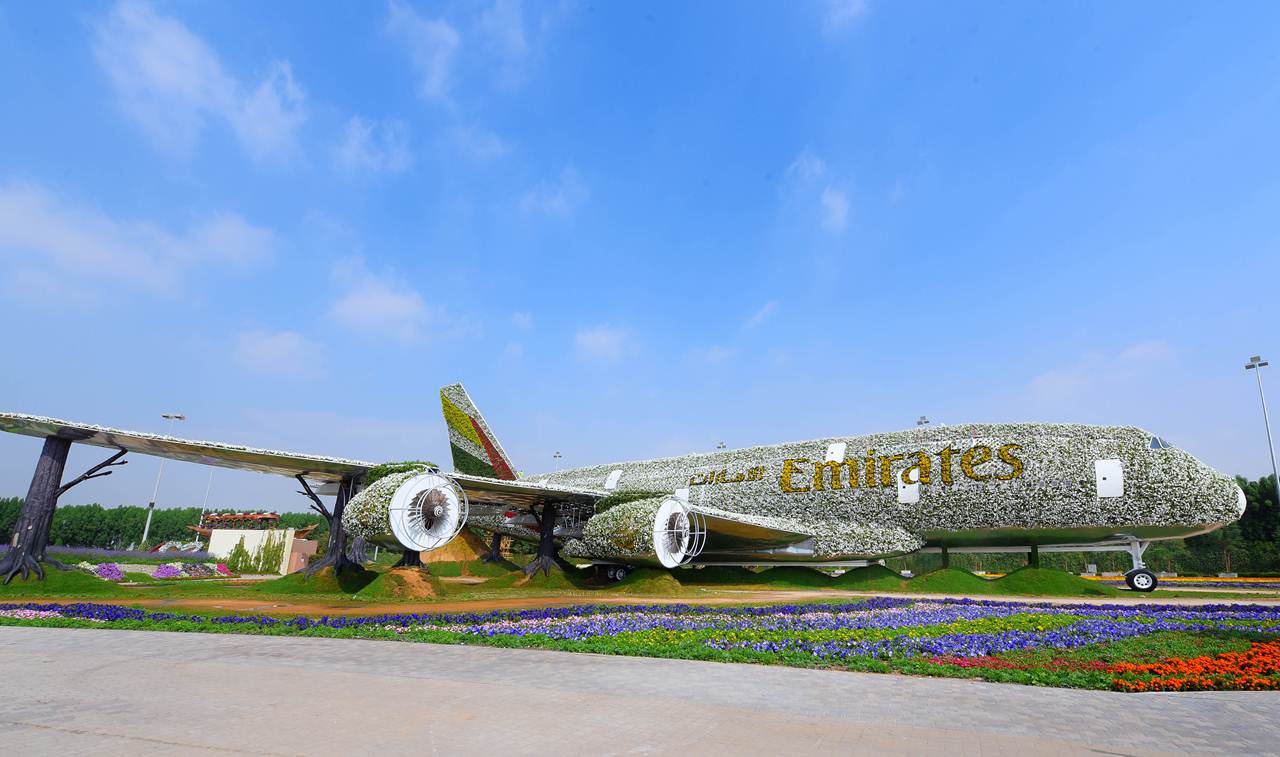 Vista da fuselagem e motores do A380 da Emirates feito com flores e plantas