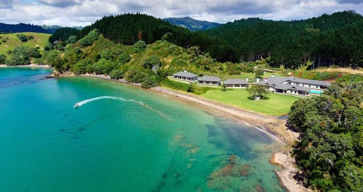 Vista aérea do resorte de luxo Helena Bay Lodge na Nova Zelândia
