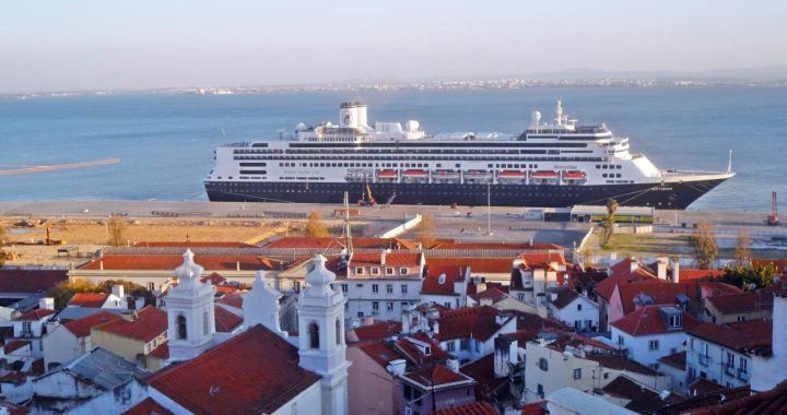 Navio de cruzeiro da Holland America Line em Lisboa