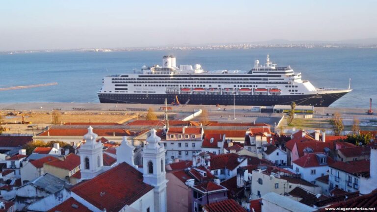 Navio de cruzeiro da Holland America Line em Lisboa