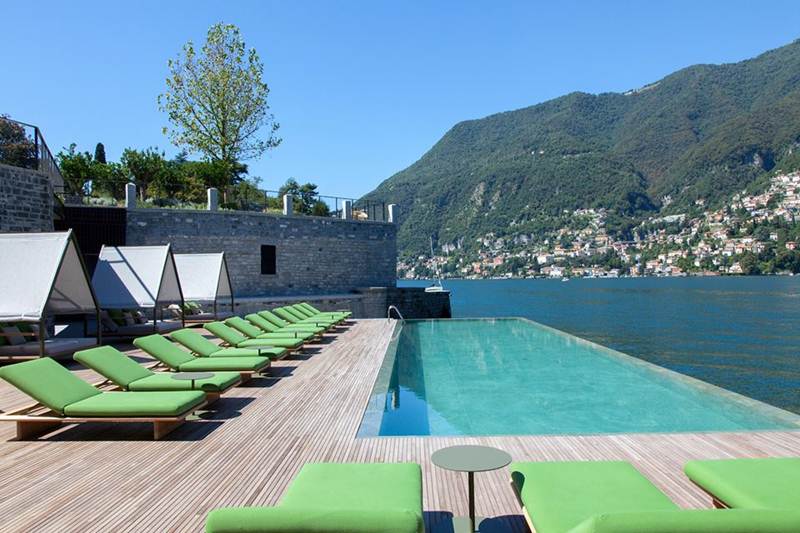 Piscina do hotel Il Sereno no Lago Como em Itália