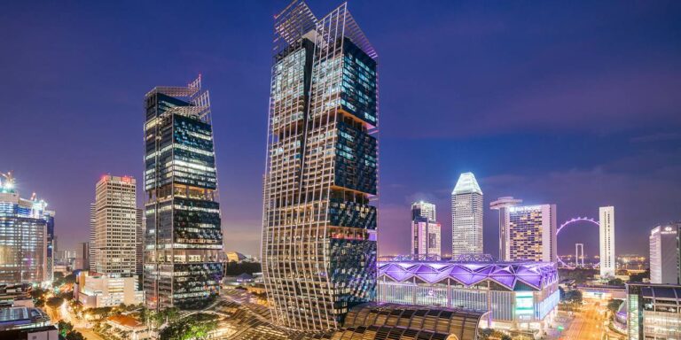 Edifico do JW Marriott Hotel Singapore South Beach iluminado à noite
