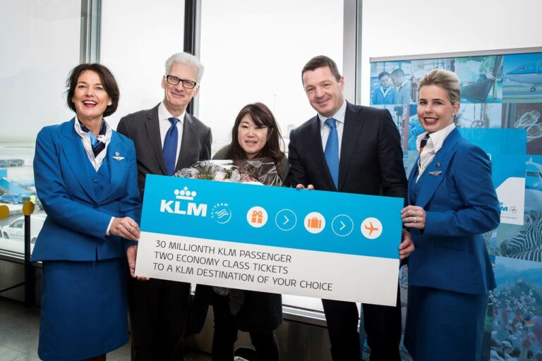 Comemoração do passageiro 30 milhões da KLM em 2016 no aeroporto de Amesterdão