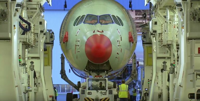 Aeronave Airbus A350 XWB da Lufthansa em fase de montagem