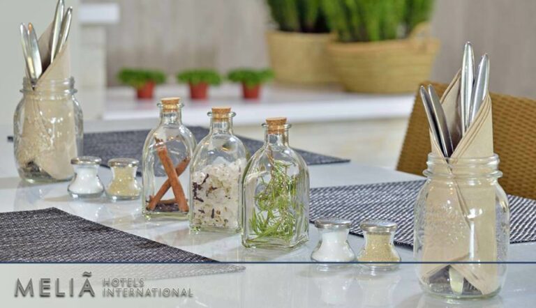 Mesa de refeições num hotel de luxo do Grupo Meliá Hotels International