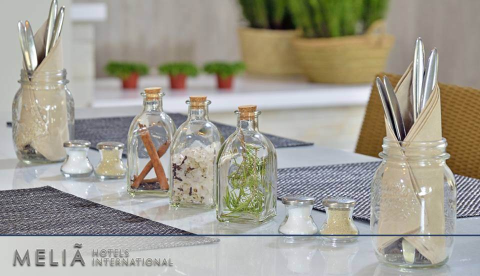 Mesa de refeições num hotel de luxo do Grupo Meliá Hotels International
