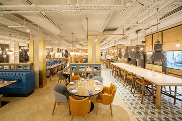 Sala do restaurante Hawkers Bar and Brasserie do DoubleTree Kingston