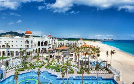 A piscina principal e exterior do hotel RIU Palece Cabo San Lucas no México