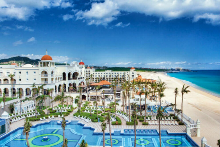 A piscina principal e exterior do hotel RIU Palece Cabo San Lucas no México
