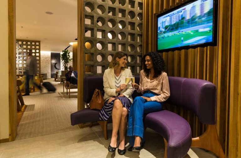 Sofás no Lounge da Star Alliance no aeroporto Tom Jobim no Rio de Janeiro