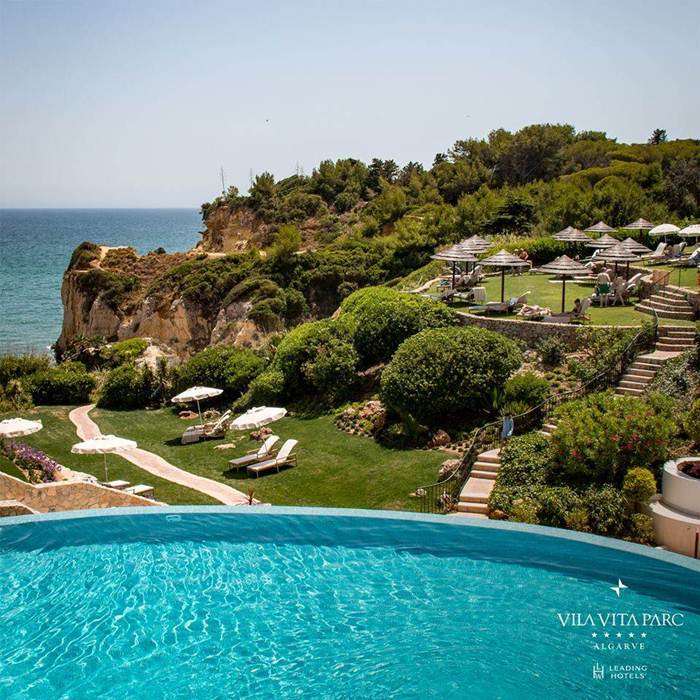 Piscina e jardins do hotel Vila Vita Parc no Algarve