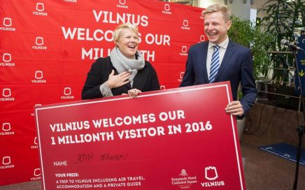 Remigijus entrega prémio ao turista 1 milhão da cidade de Vilnius no ano passsado