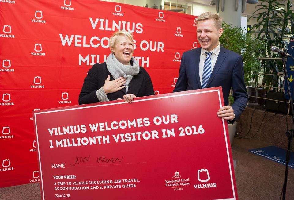 Remigijus entrega prémio ao turista 1 milhão da cidade de Vilnius no ano passsado