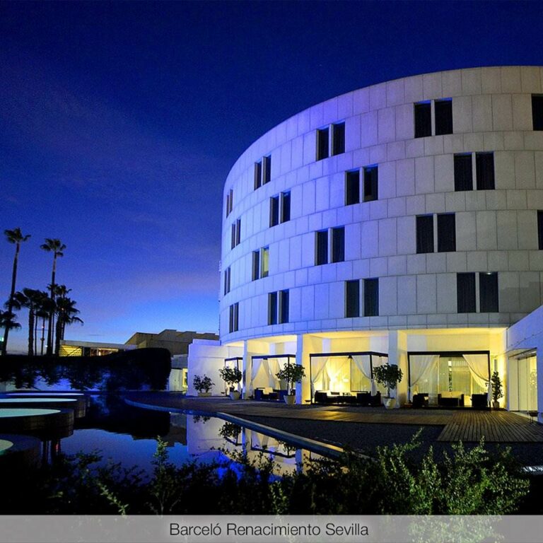 Exterior ao entardecer do hotel Barceló Renacimiento Sevilha onde se vai realizar o Forqué
