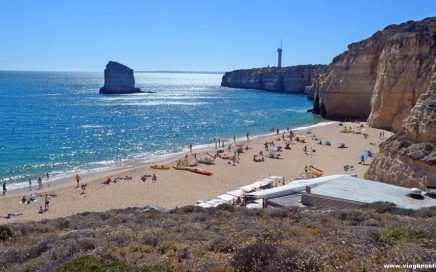 Vista de cima da Praia dos Caneiros no concelho de Lagoa no Algarve