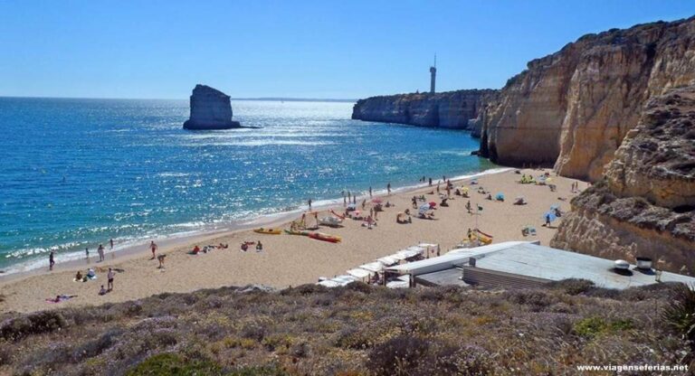 Vista de cima da Praia dos Caneiros no concelho de Lagoa no Algarve