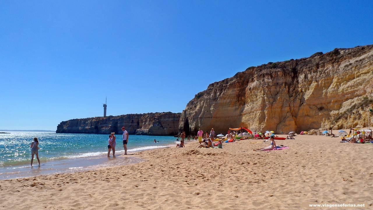 Na areia da Praia dos Caneiros em Ferragudo no Algarve