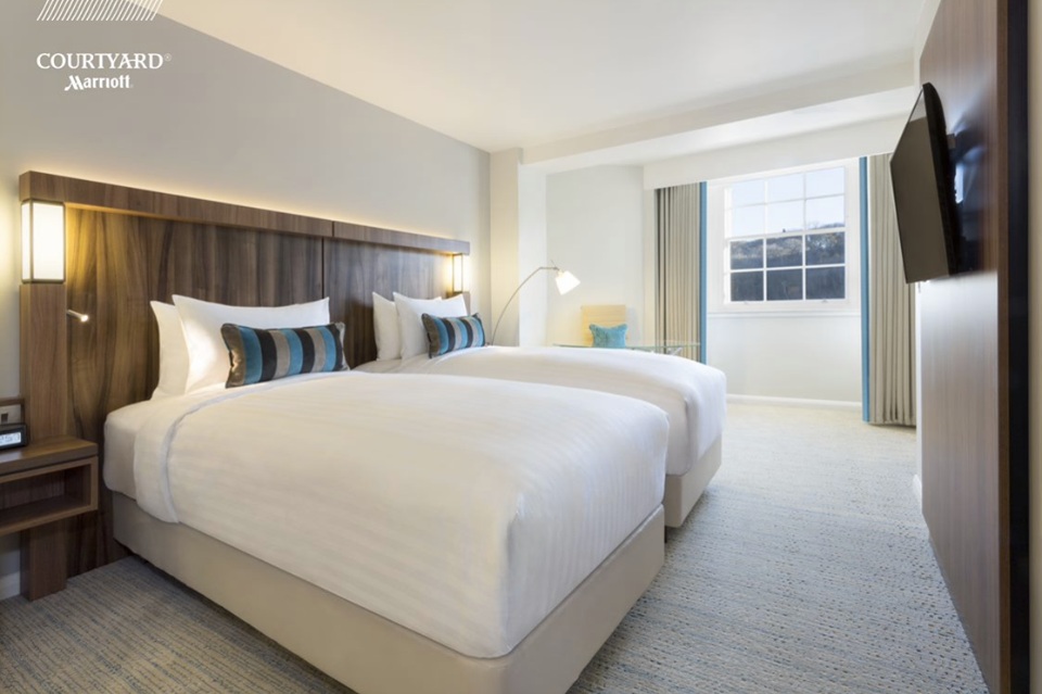 quarto do hotel Courtyard by Marriott Edimburgo na Escócia