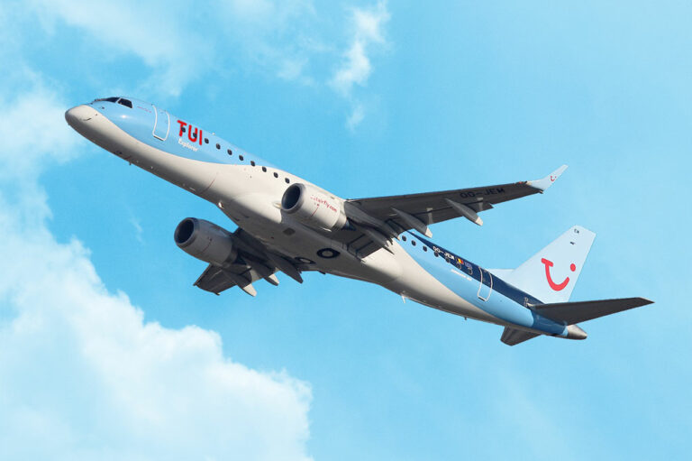 E190 da TUI fly que vai ter 2 voos por semana entre Ostende-Bruges e Faro