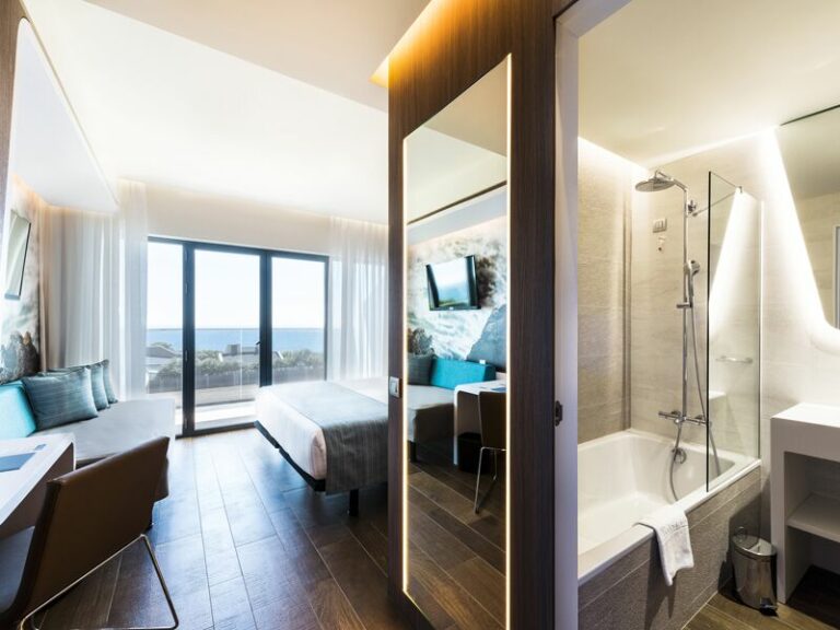 Quarto e casa de banho do hotel Eurostars Cascais