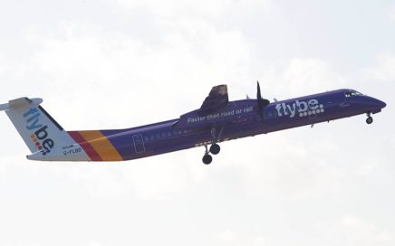 Avião da companhia Flybe que em parceria com finnair em voos da Europa para Reino Unido