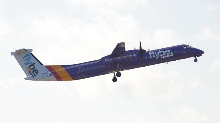 Avião da companhia Flybe que em parceria com finnair em voos da Europa para Reino Unido